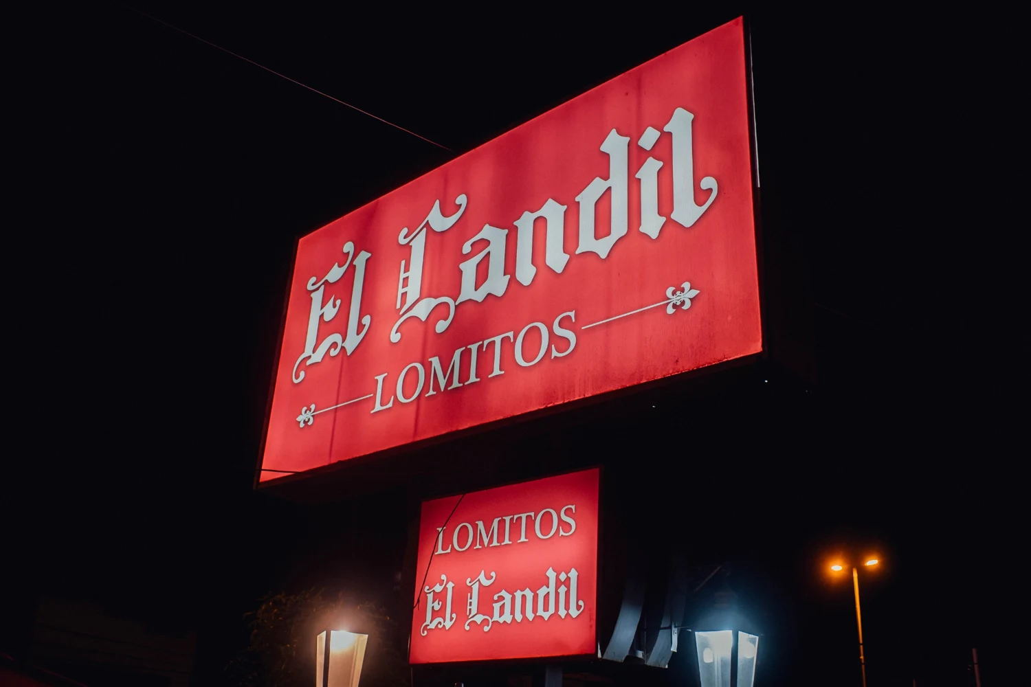 El histórico cartel rojo de El Candil Lomitos